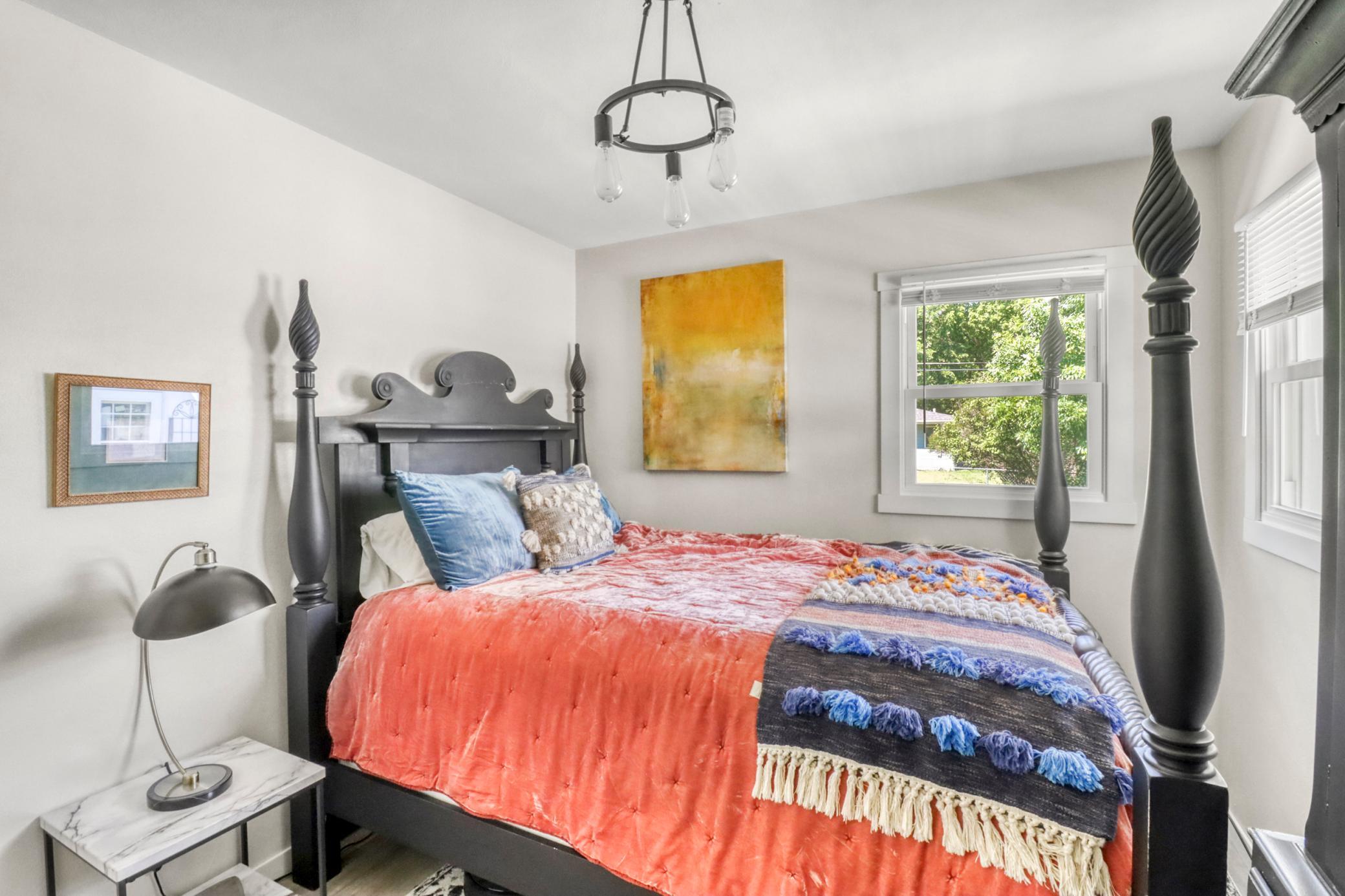 Bedroom1_2.JPG