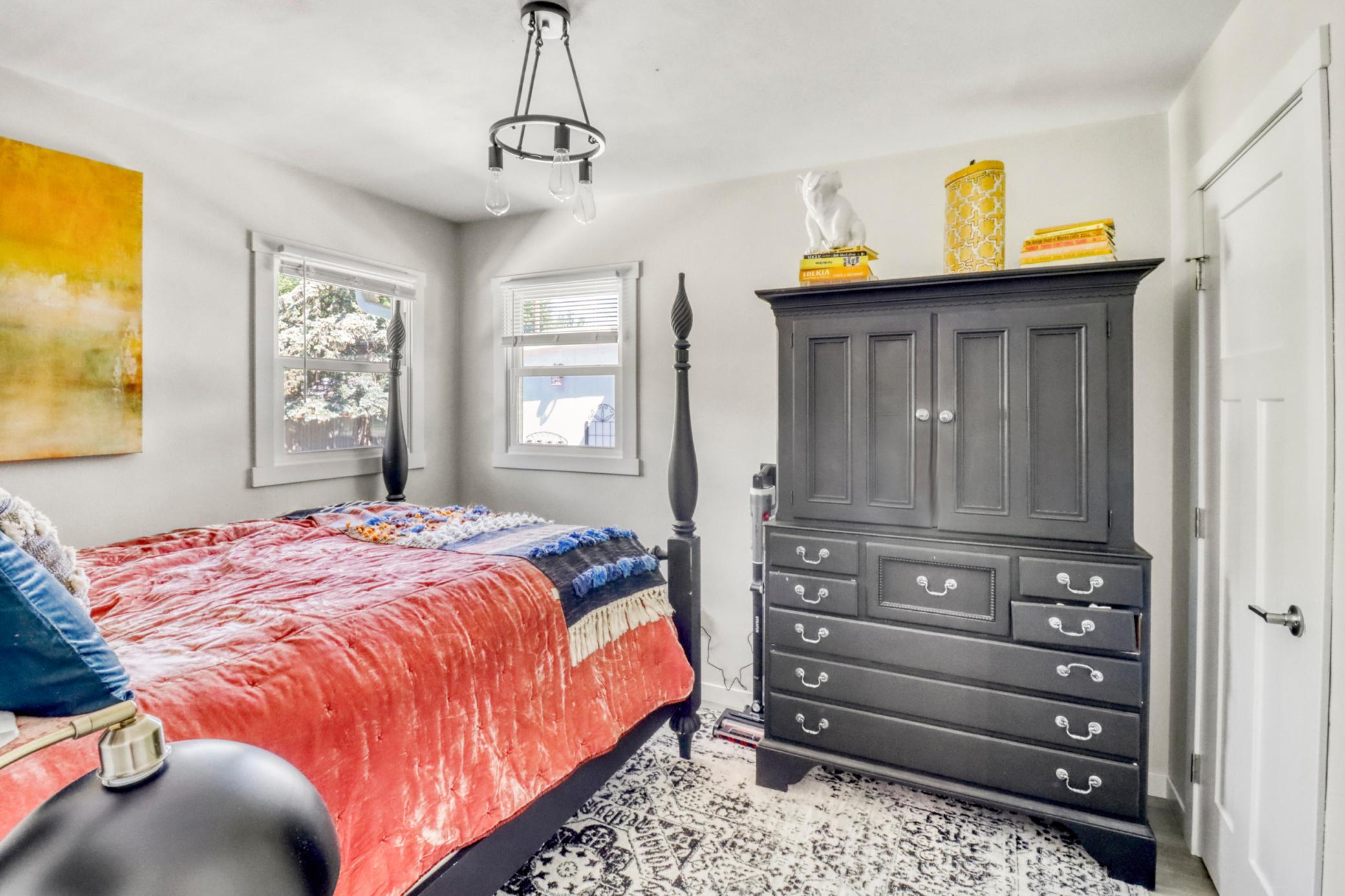 Bedroom1_1.JPG