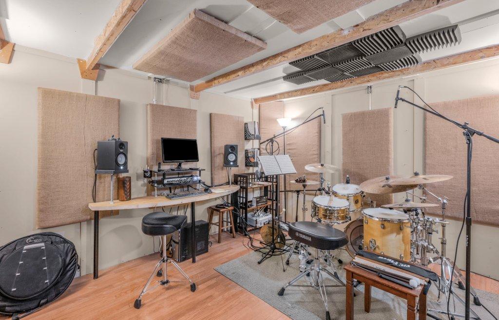 Lower level soundproof studio - great for musicians, podcasting or a private office!