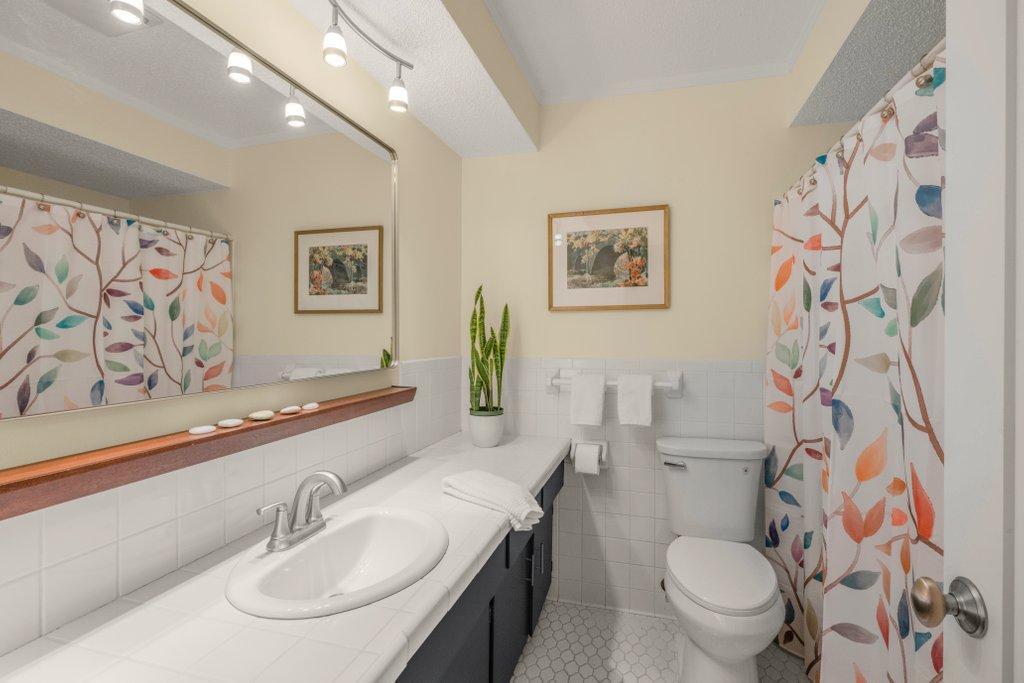 Upper level full bath