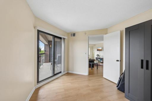 17-web-or-mls-Knox Ave 707-S1606-017.jpg