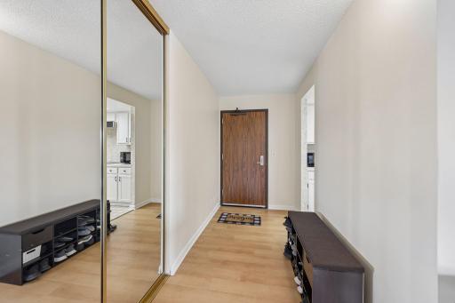 25-web-or-mls-Knox Ave 707-S1606-025.jpg