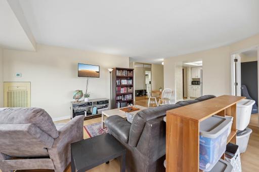 11-web-or-mls-Knox Ave 707-S1606-011.jpg