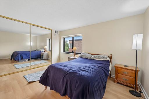 20-web-or-mls-Knox Ave 707-S1606-020.jpg