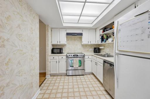 12-web-or-mls-Knox Ave 707-S1606-012.jpg