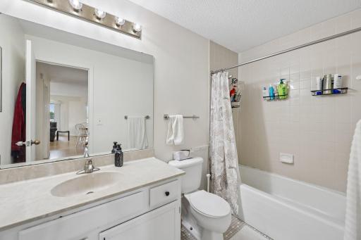22-web-or-mls-Knox Ave 707-S1606-022.jpg