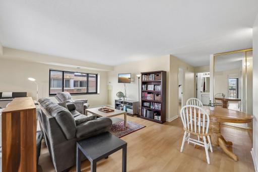 8-web-or-mls-Knox Ave 707-S1606-008.jpg