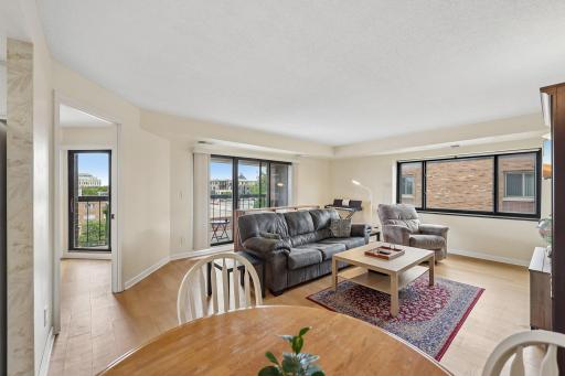 9-web-or-mls-Knox Ave 707-S1606-009.jpg