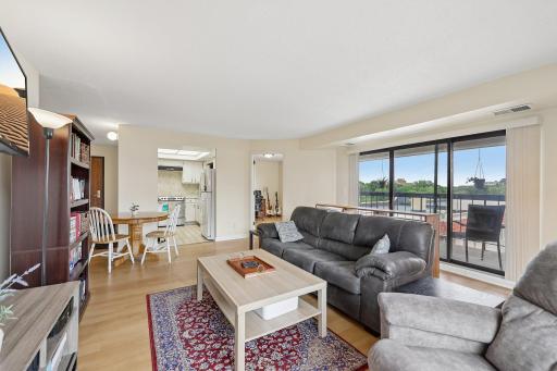 10-web-or-mls-Knox Ave 707-S1606-010.jpg