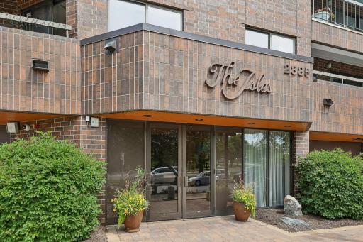 6-web-or-mls-Knox Ave 707-S1606-006.jpg