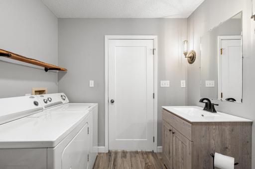 54-web-or-mls-1065-barney-st.jpg