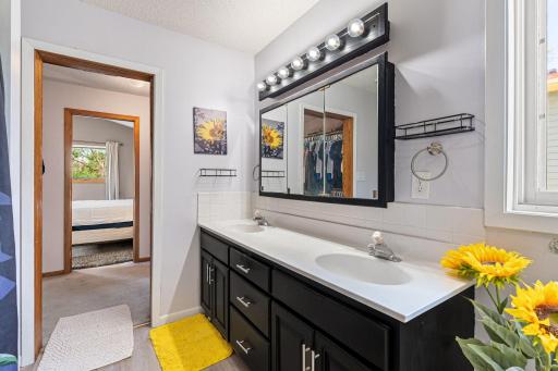 62-web-or-mls-1065-barney-st.jpg