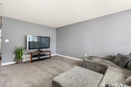 49-web-or-mls-1065-barney-st.jpg