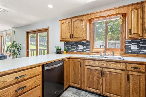 45-web-or-mls-1065-barney-st.jpg