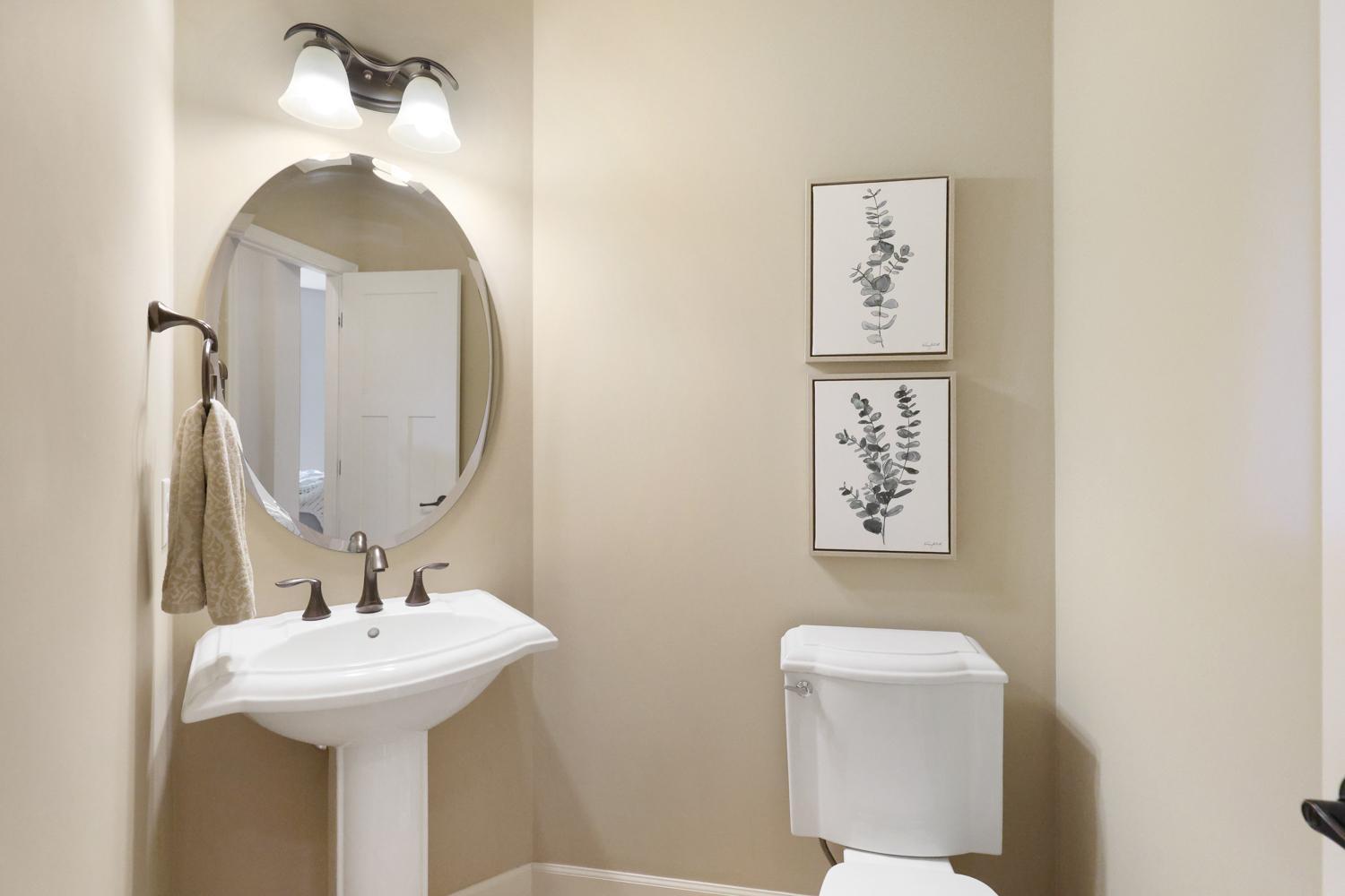 Main level 1/2 bathroom