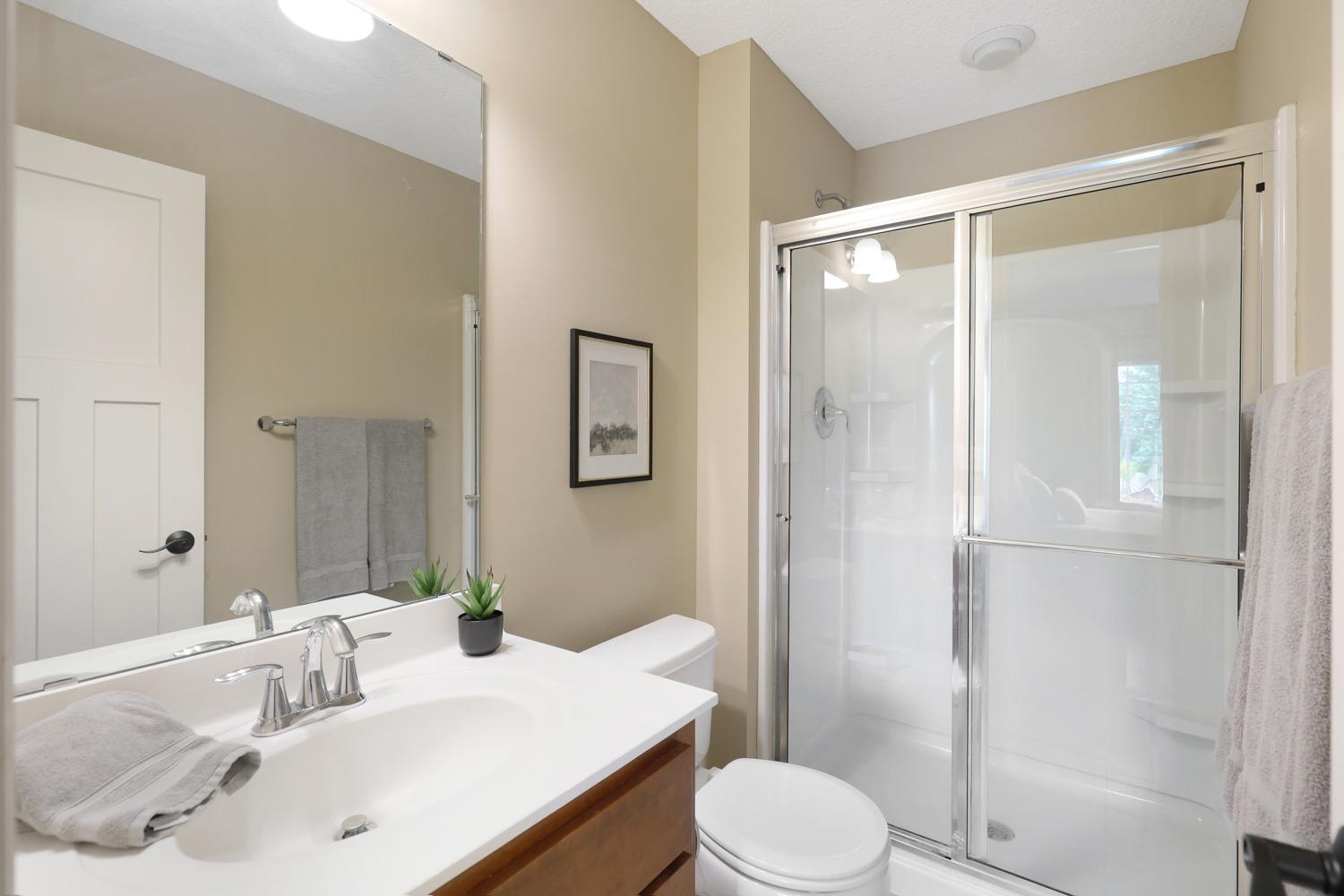 Guest bedroom ensuite 3/4 bathroom
