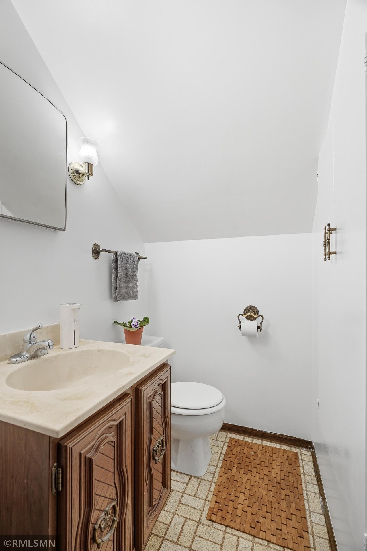 Private primary suite 1/2 bath