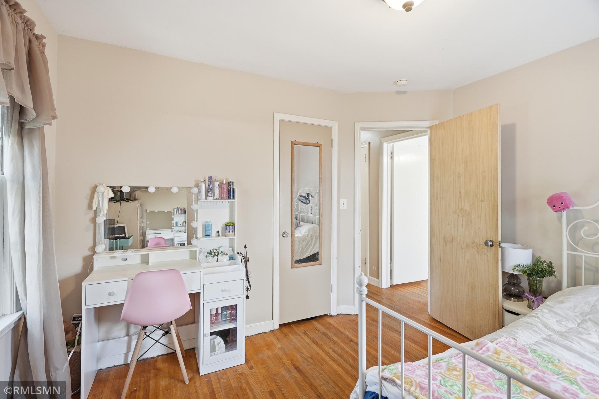 Another view of the cute bedroom