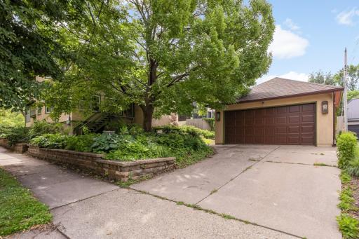 Large 2 stall detached garage (driveway off 43rd Street