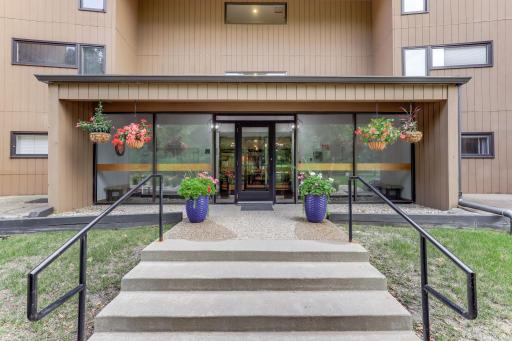 2-web-or-mls-705-E-Burnsville-Pkwy-apt-114-02.jpg