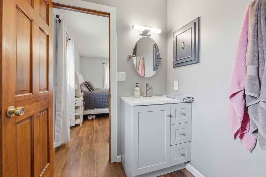 Primary Bath w/ walk-in shower