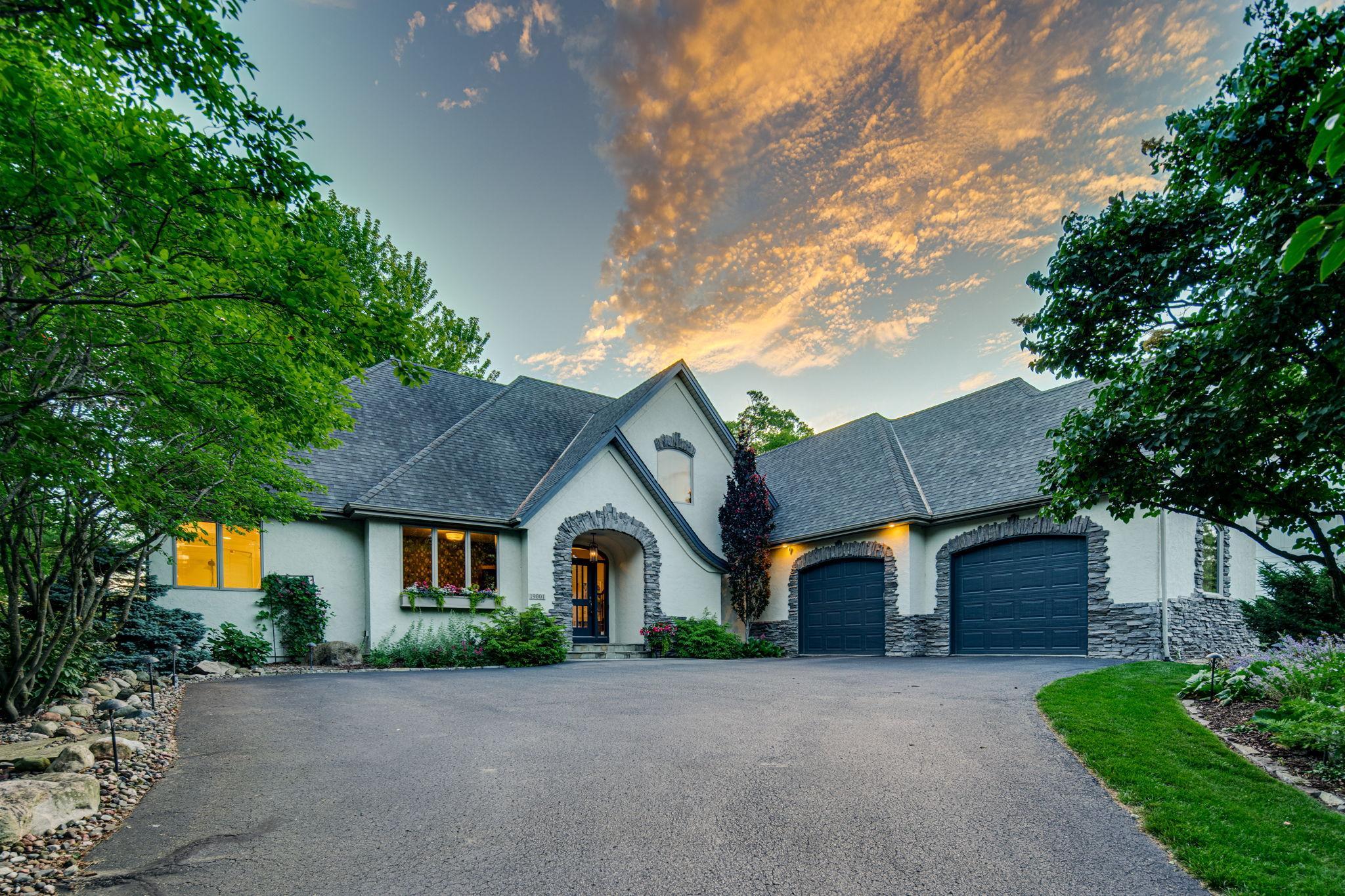 Show-stopping curb appeal both the road and water!