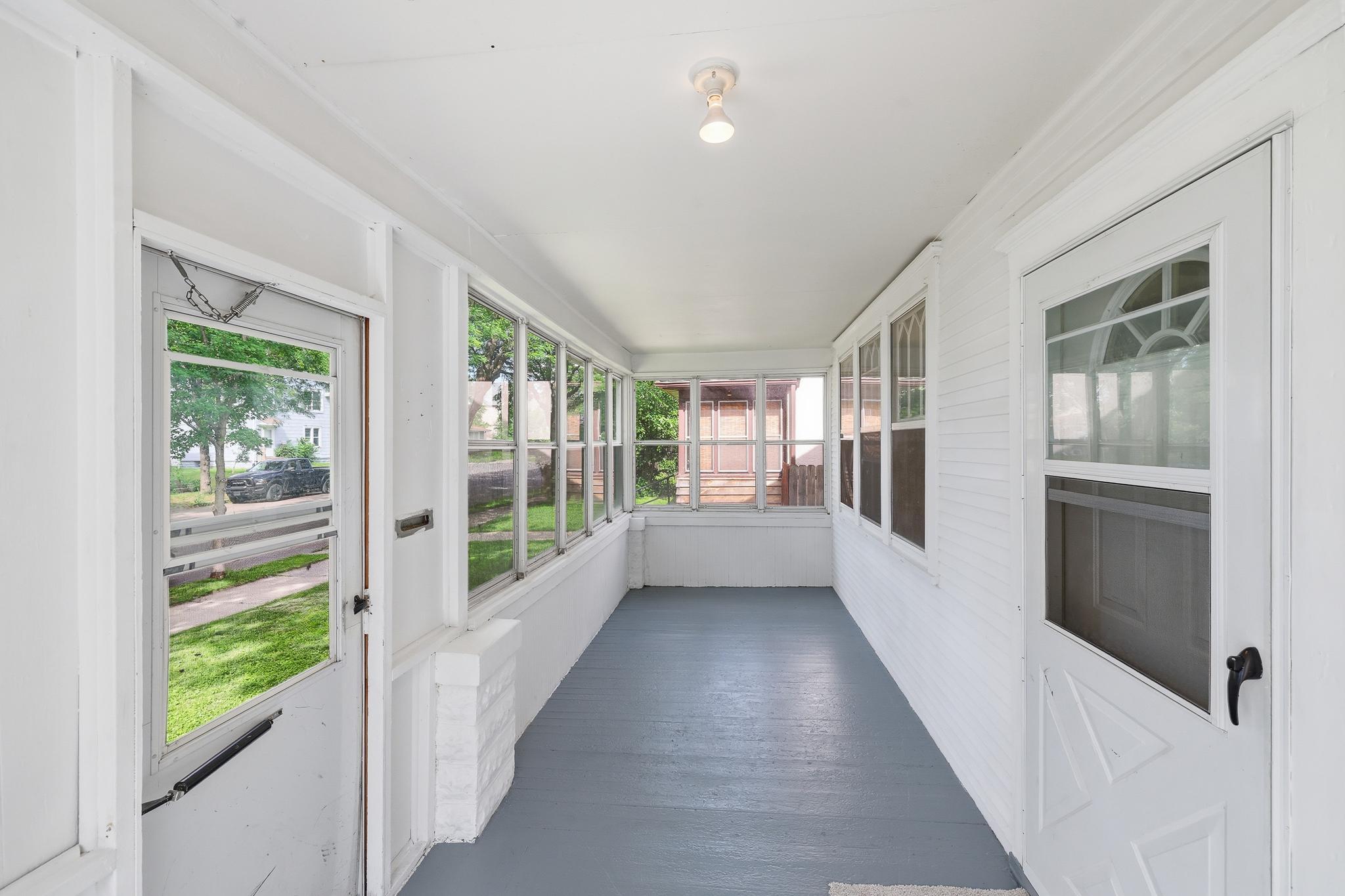 934 porch.JPG