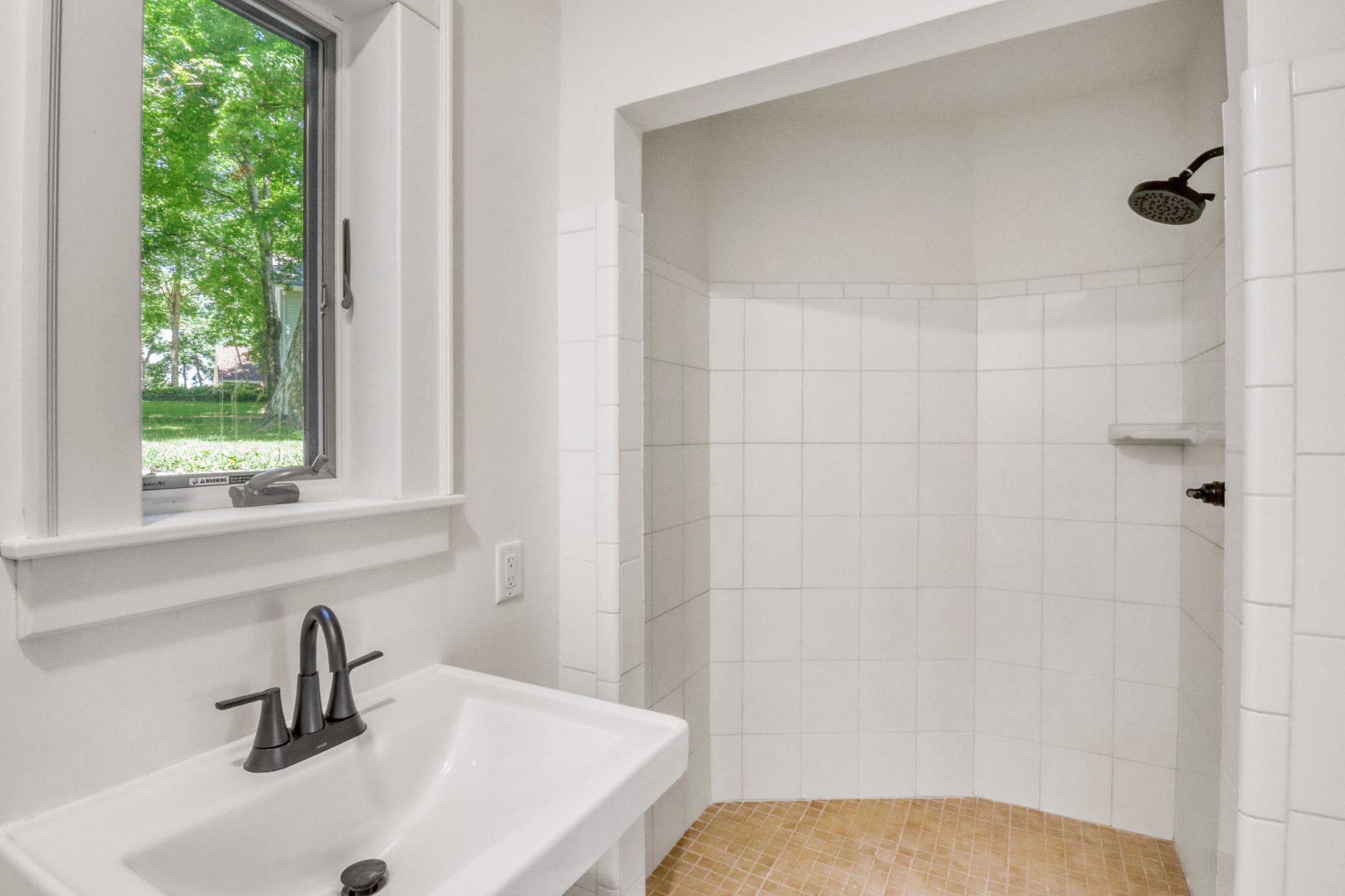 Bathroom2_2-3264.JPG