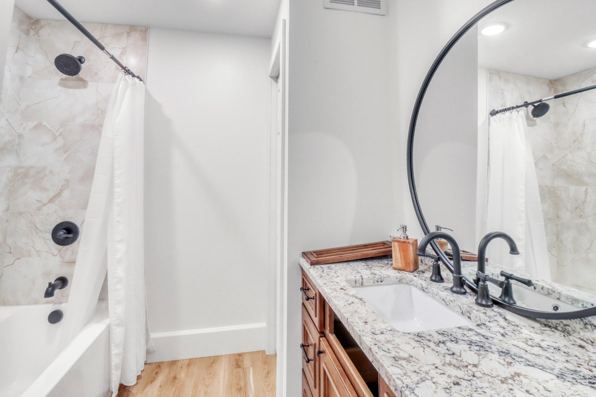Bathroom1_1-3264.JPG