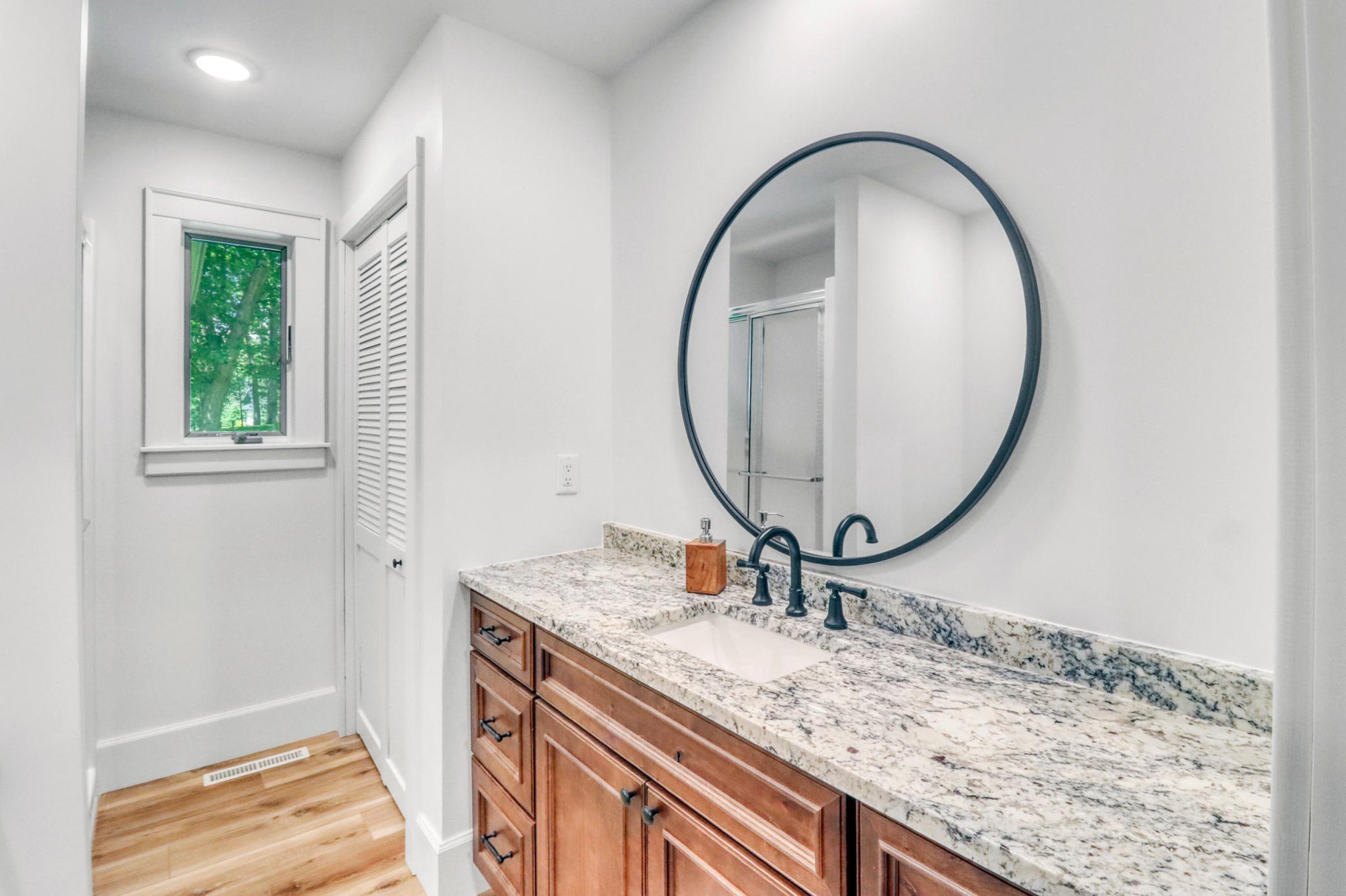 Bedroom2_bathroom1_0-3264.JPG