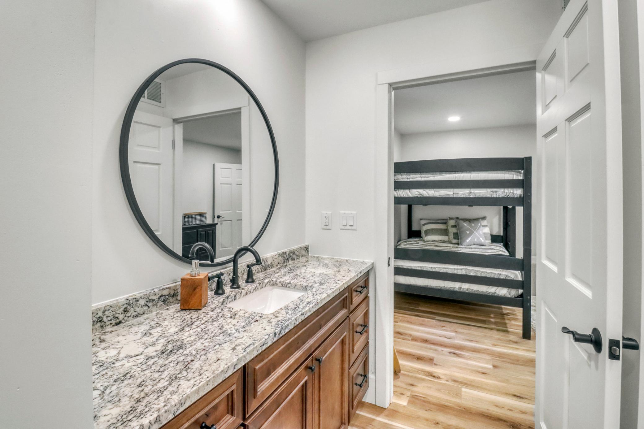 Bedroom2_bathroom1_1-3264.JPG