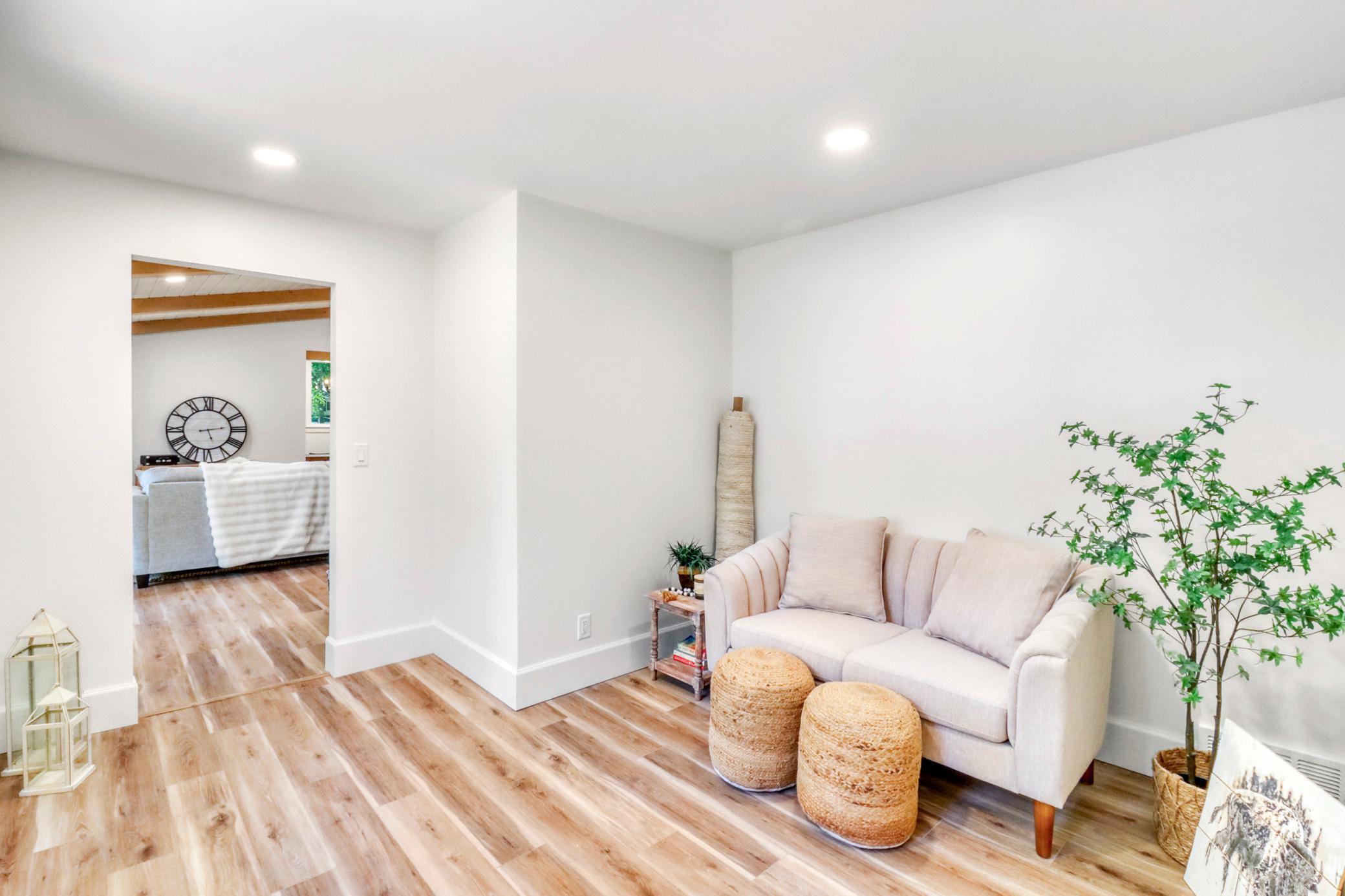 Familyroom1_2-3264.JPG