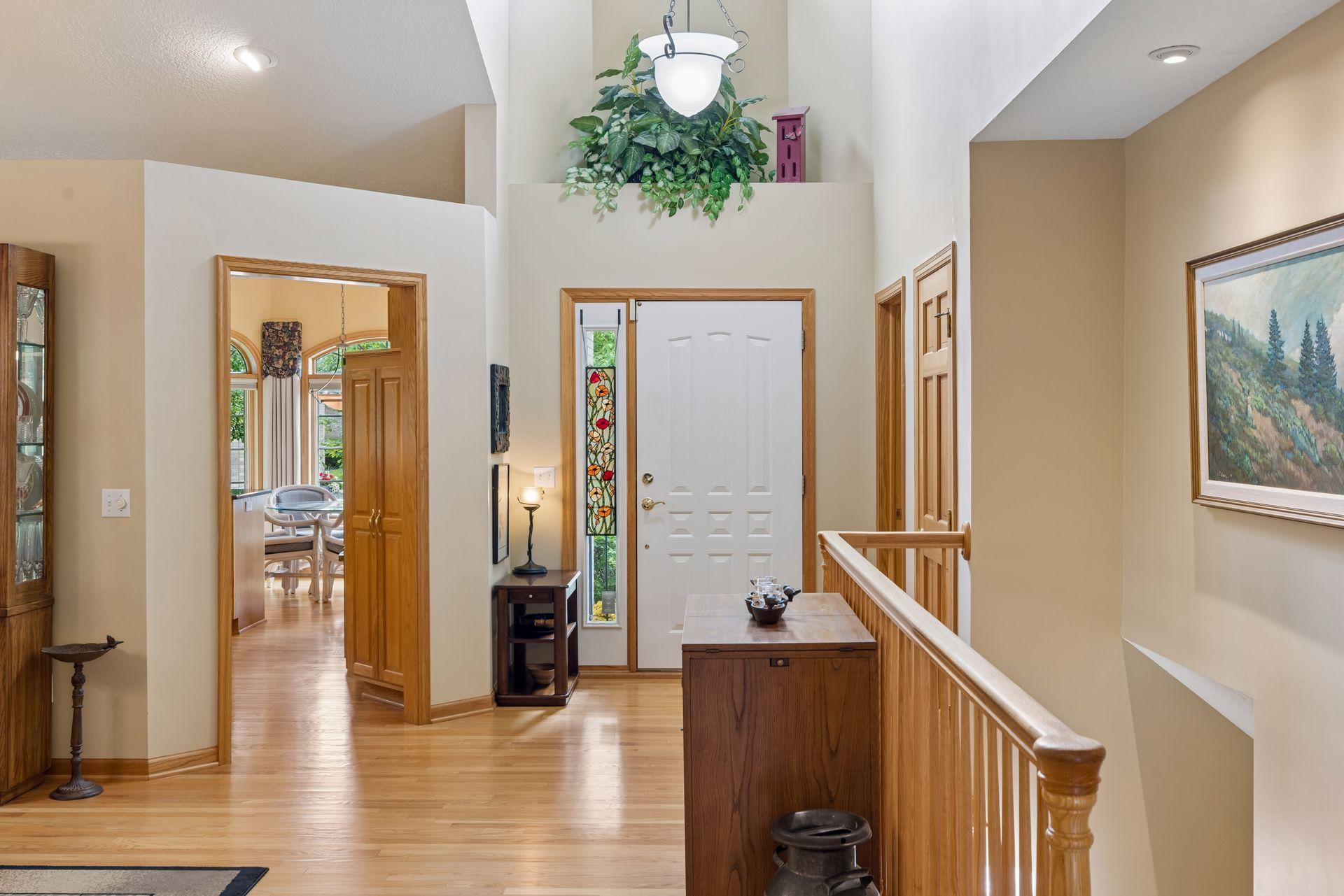 10426 Eagle Pointe Circle - View of the vaulted foyer.