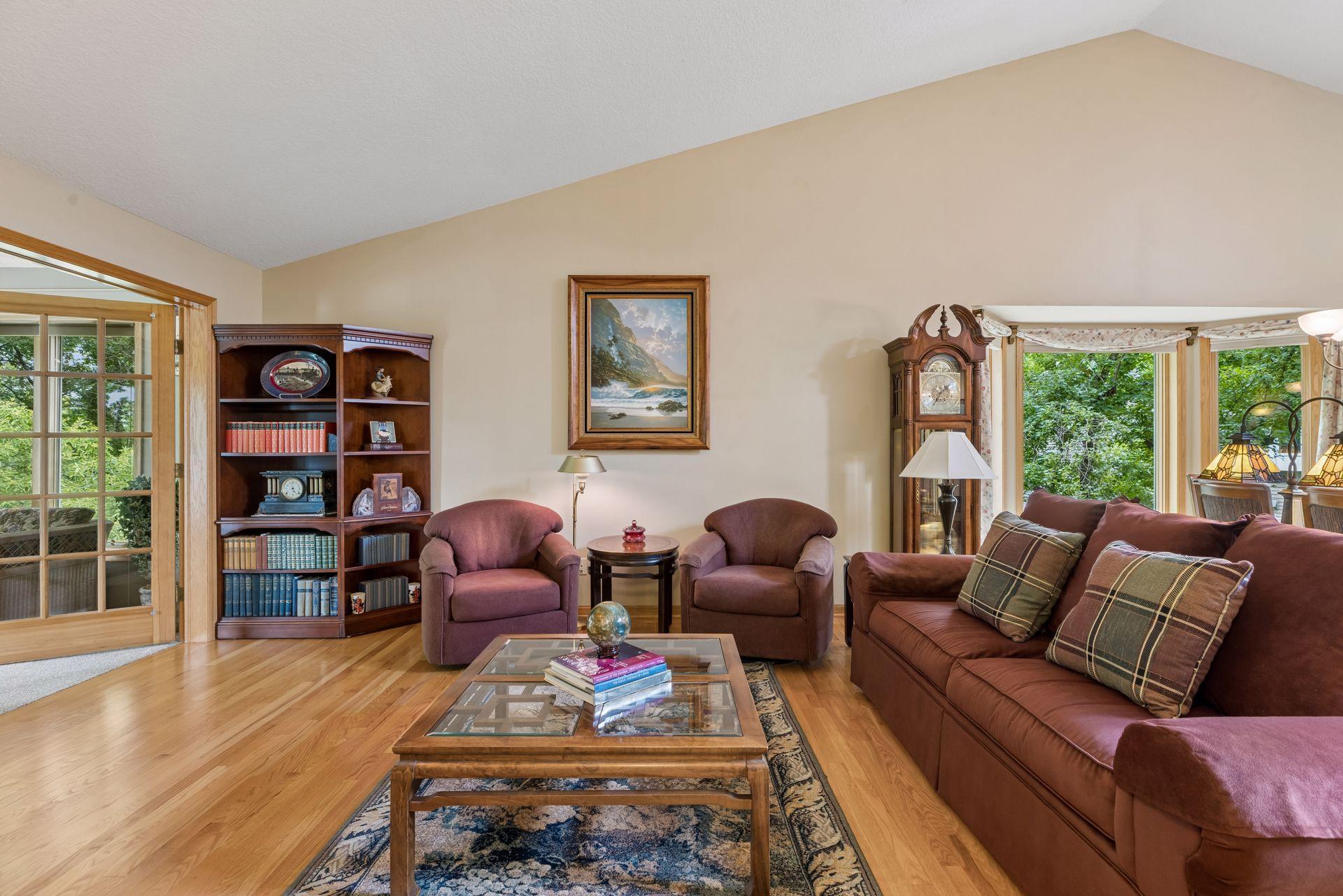 10426 Eagle Pointe Circle - Spacious Living room.