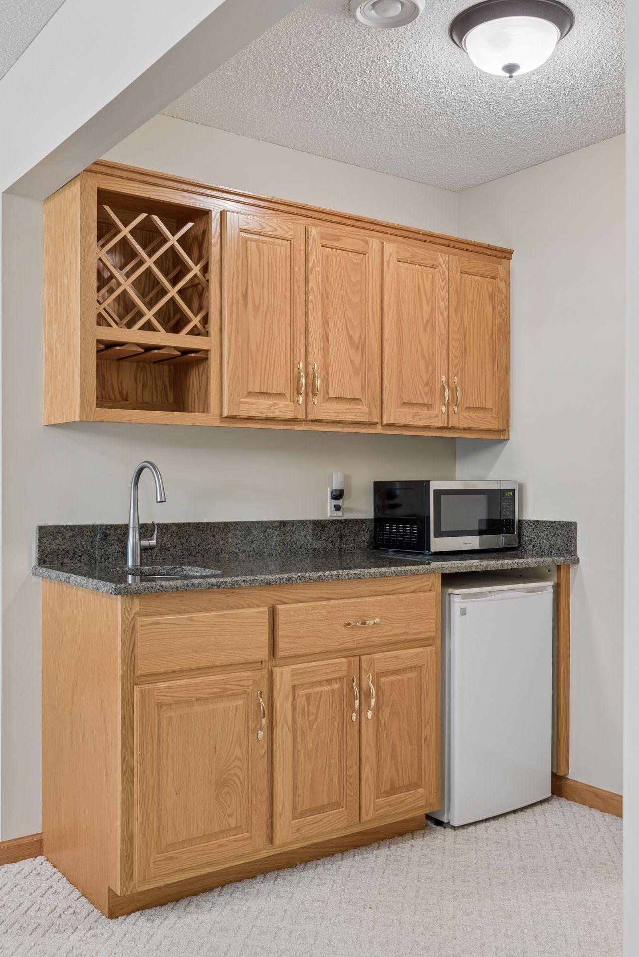 10426 Eagle Pointe Circle - Wet bar.