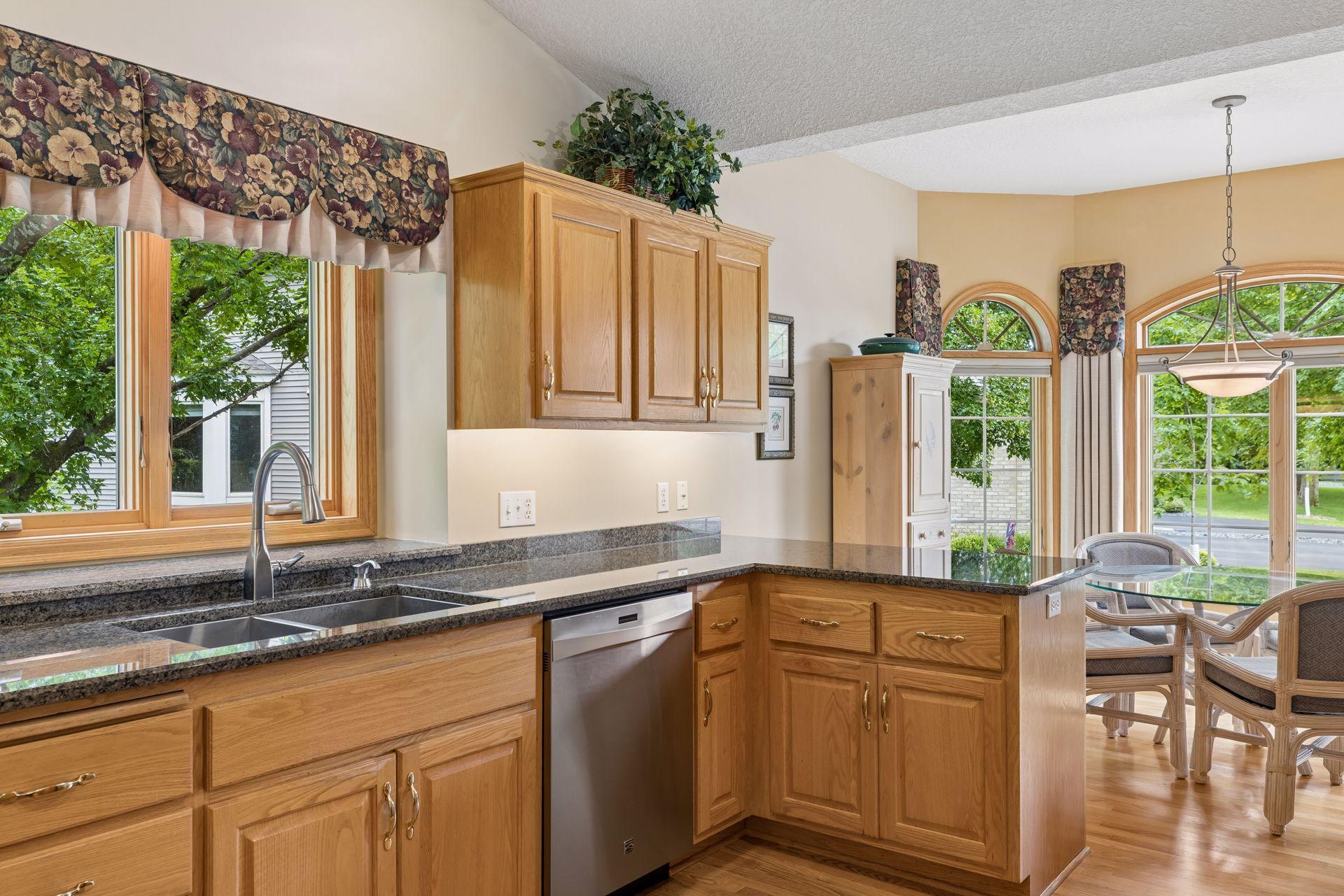 10426 Eagle Pointe Circle - Granite counters and stainless appliances.