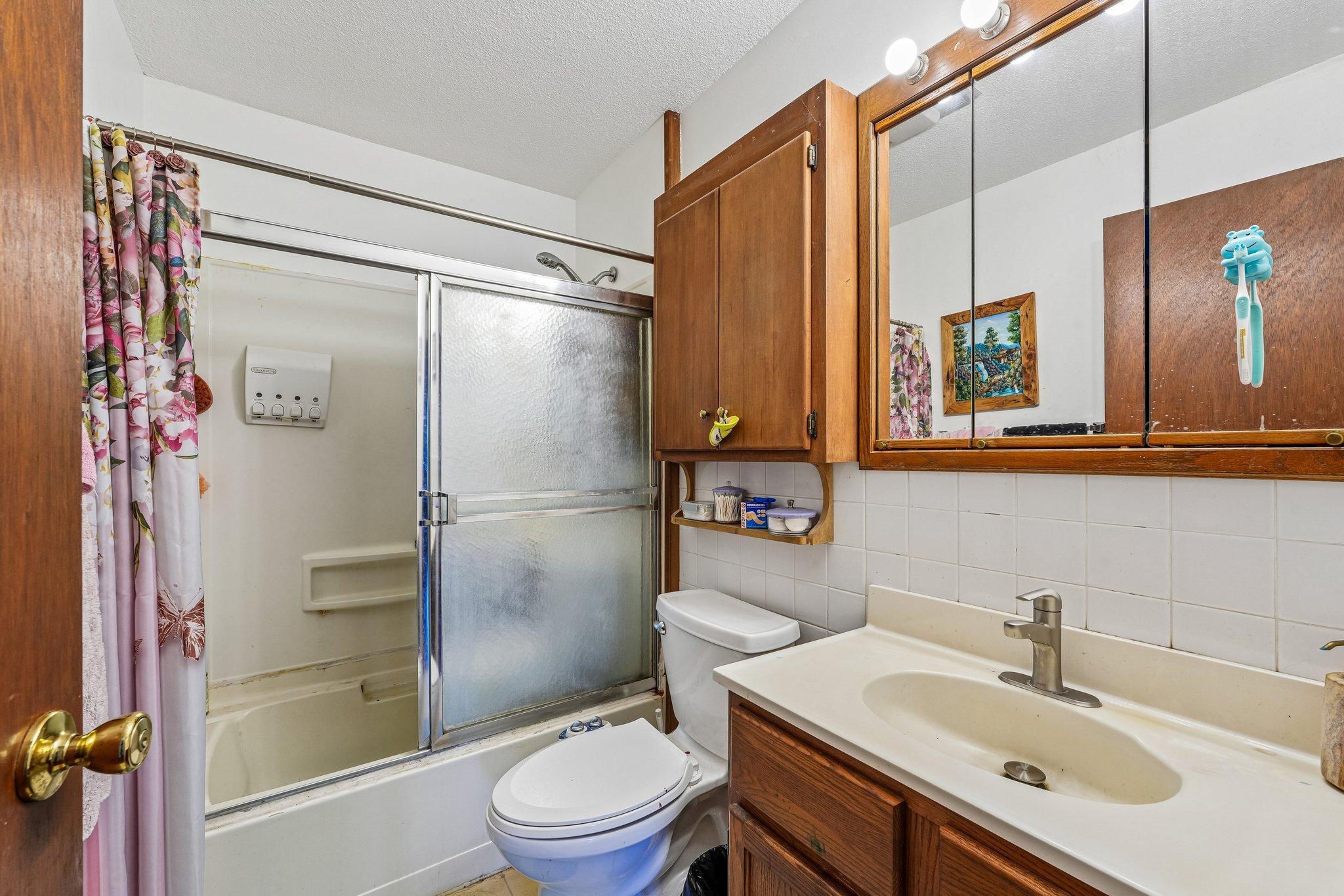 25-web-or-mls-8th Ave-S1007-025.jpg