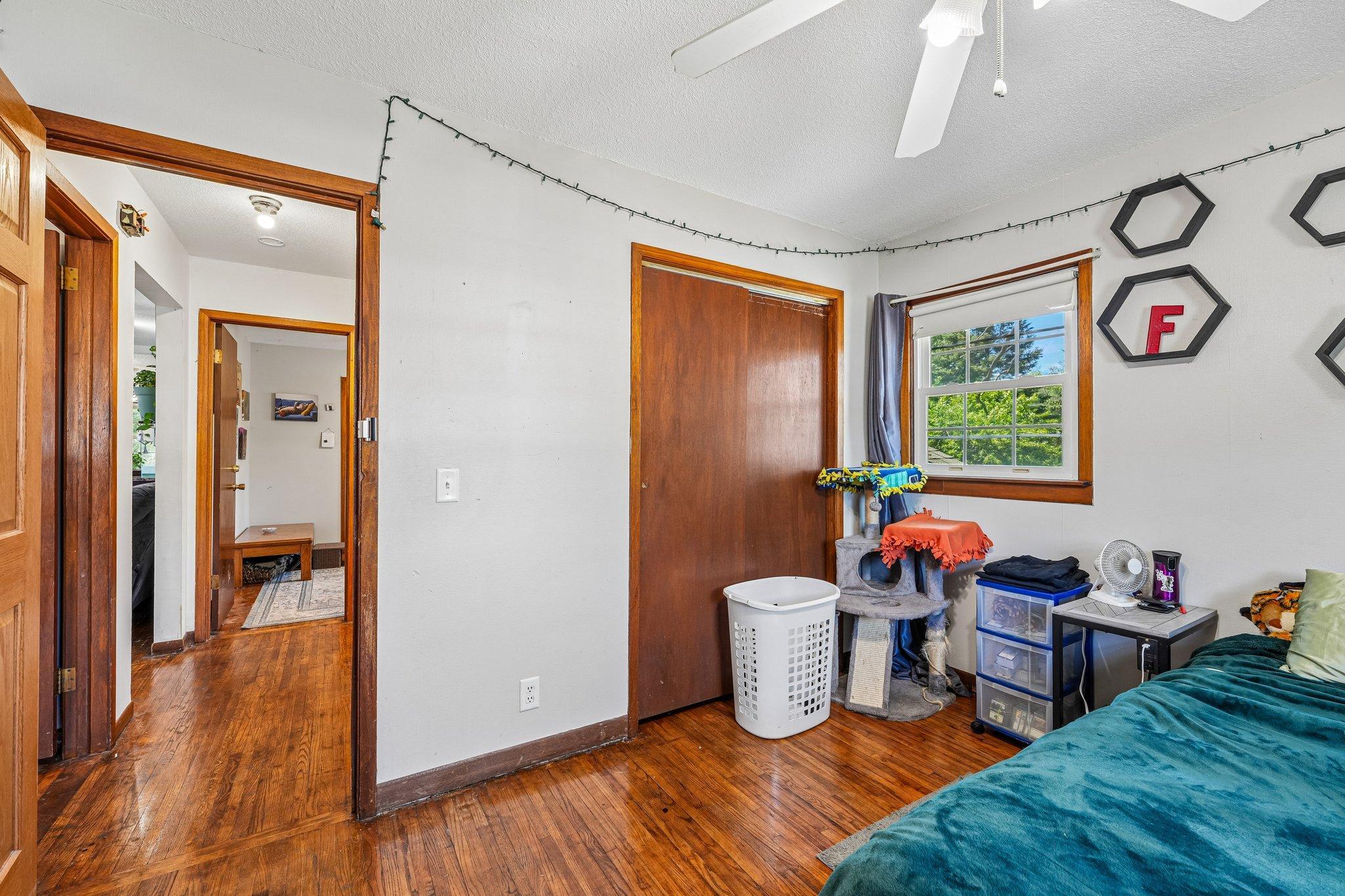 24-web-or-mls-8th Ave-S1007-024.jpg