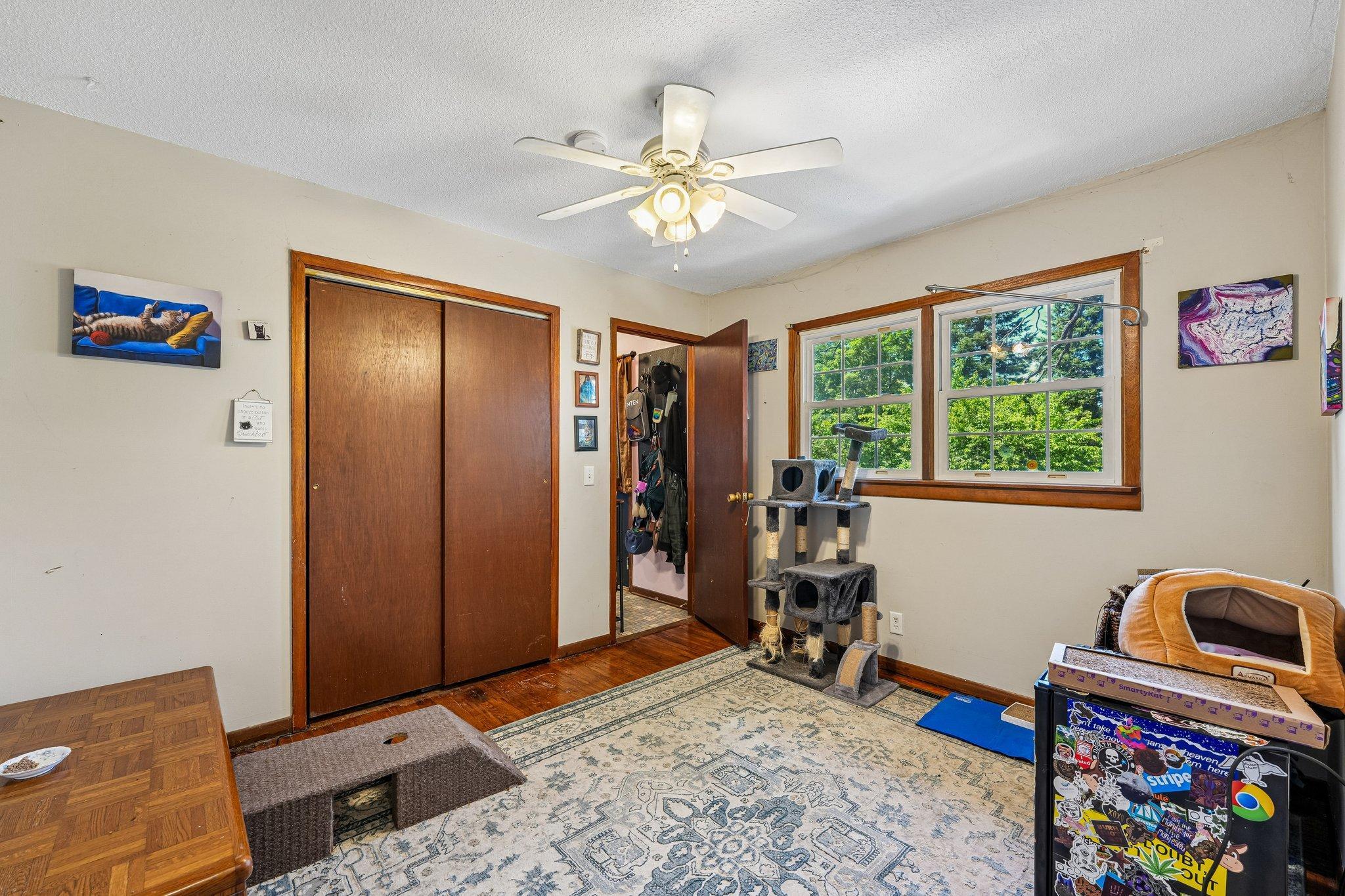 18-web-or-mls-8th Ave-S1007-018.jpg