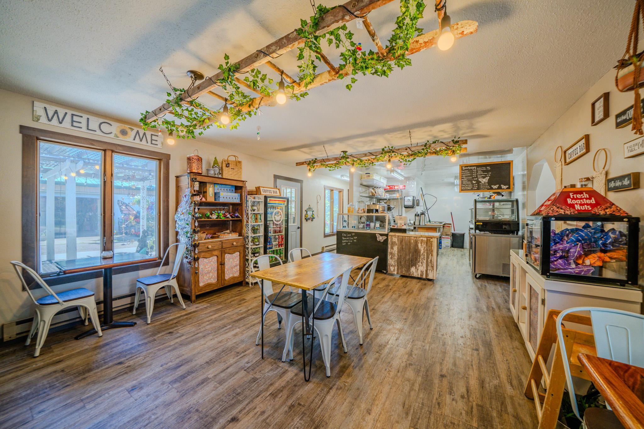 Dining to kitchen