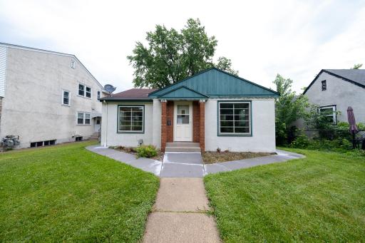 Charming Minneapolis side by side duplex, with front entrance and individual side entrances too.