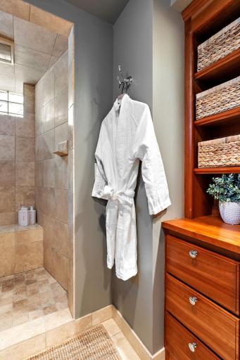 485-web-or-mls-11-4-24 Roxy Rentals - Drew (32).jpg