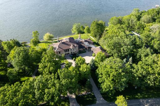 Ariel Front of Mansion with view of lake