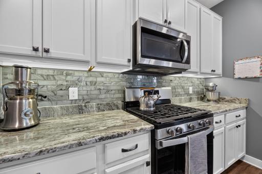 Kitchen W/ Quartz Countertops