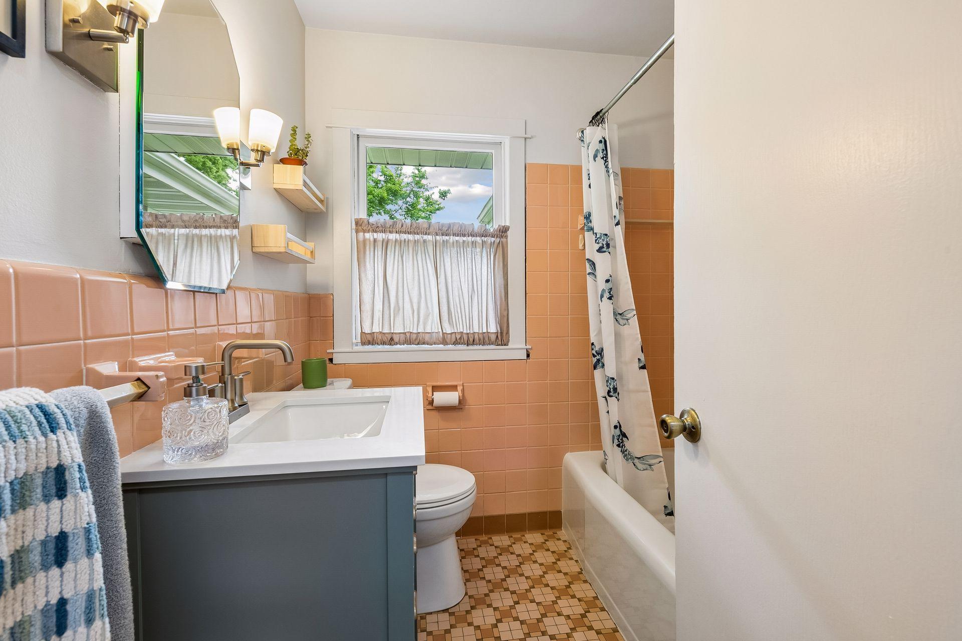Main level full bath