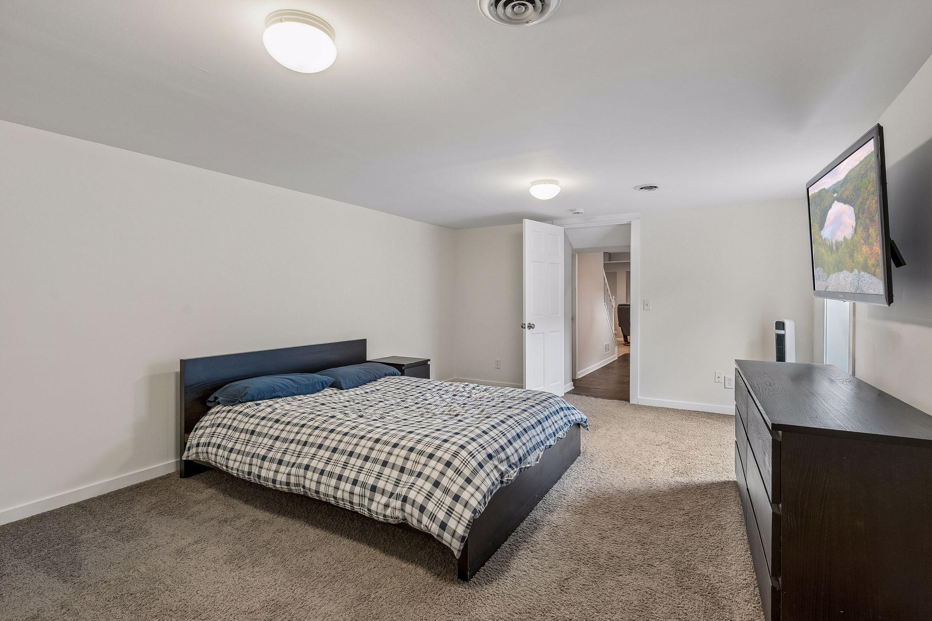 18x12 Bedroom in lower level with 13x6 walk in closet