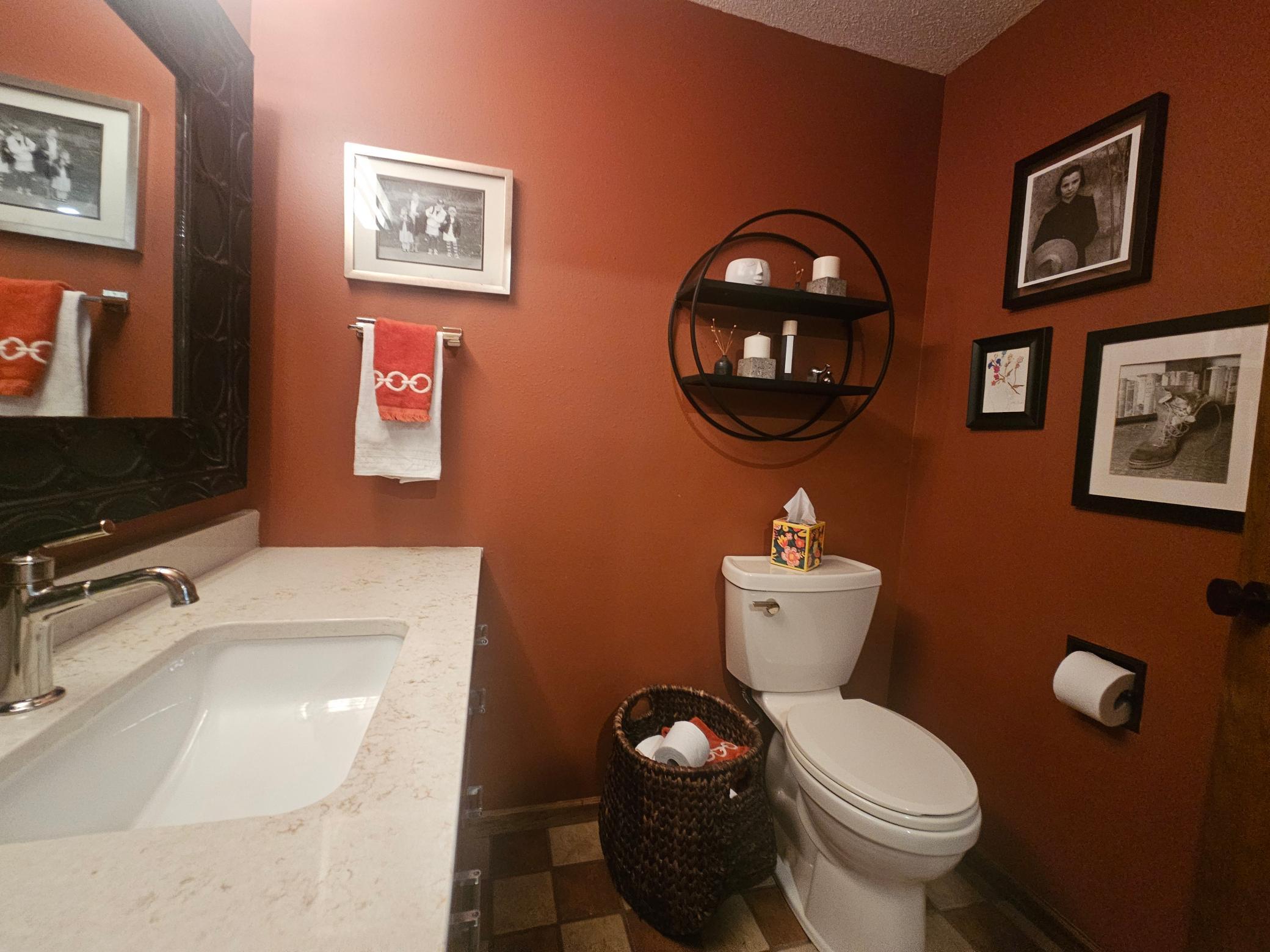 Main floor 1/2 bath