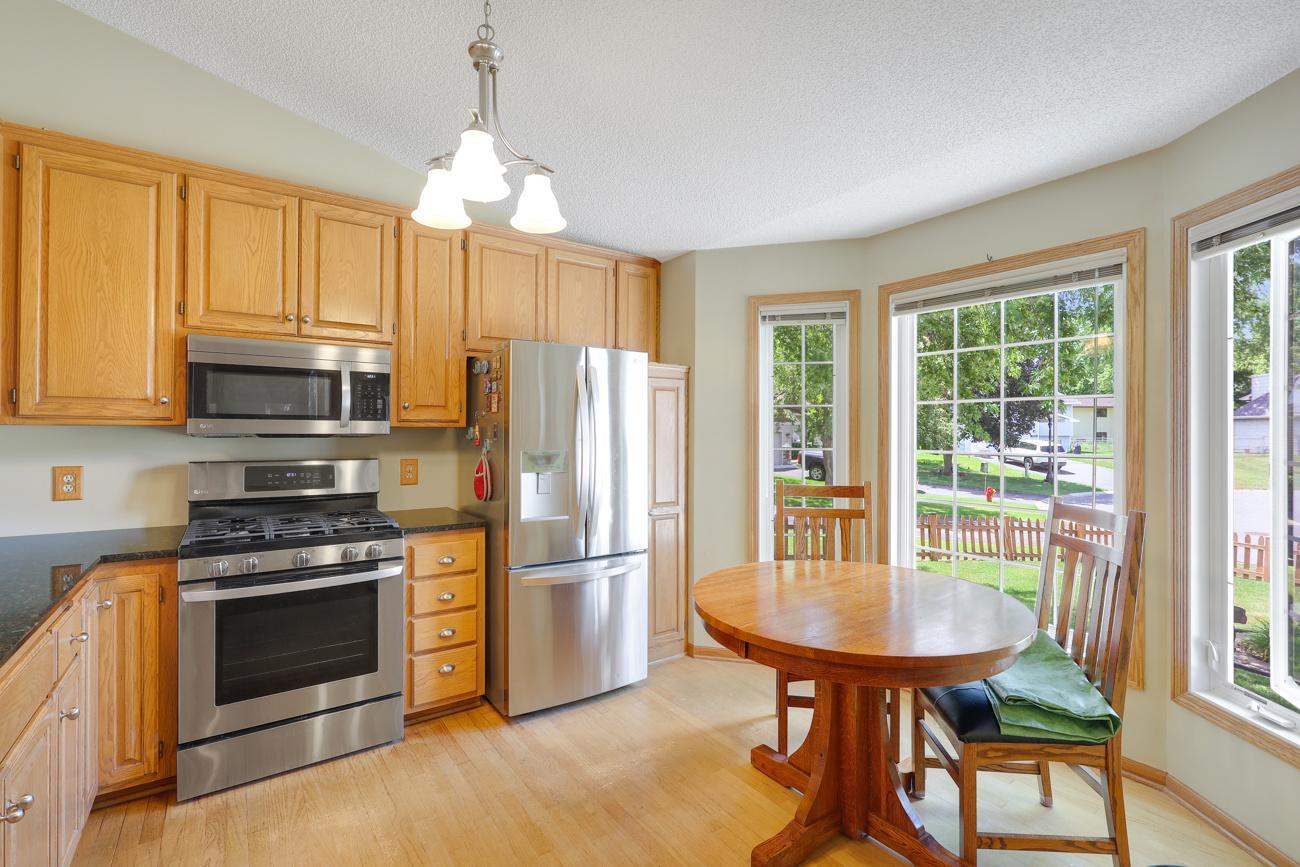 Such a bright, cheerful kitchen