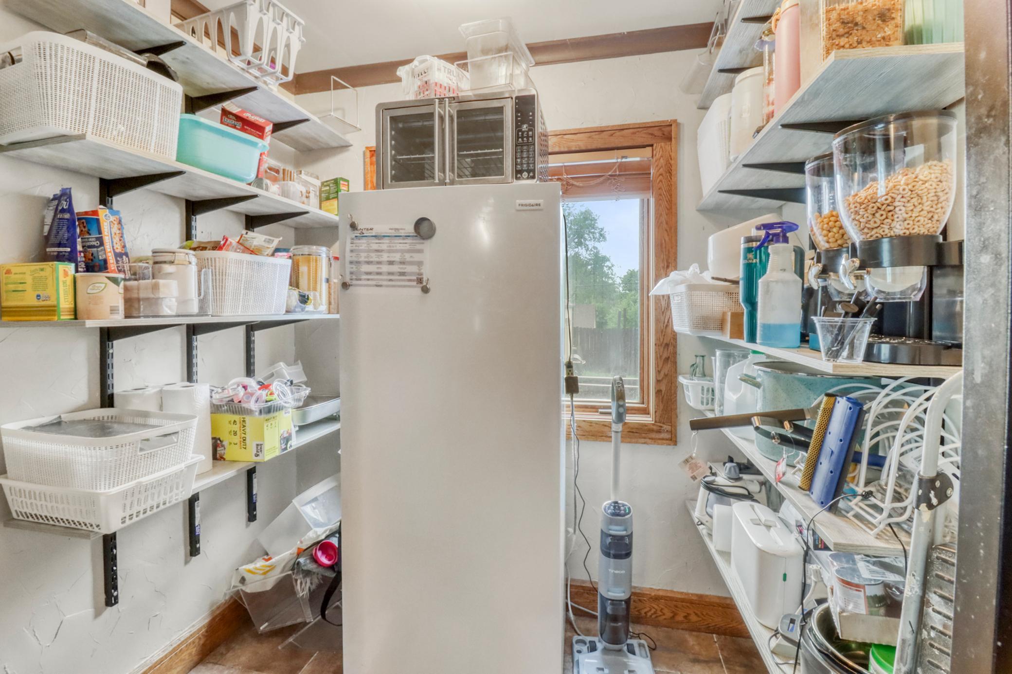 Kitchen_Pantry1_1.JPG