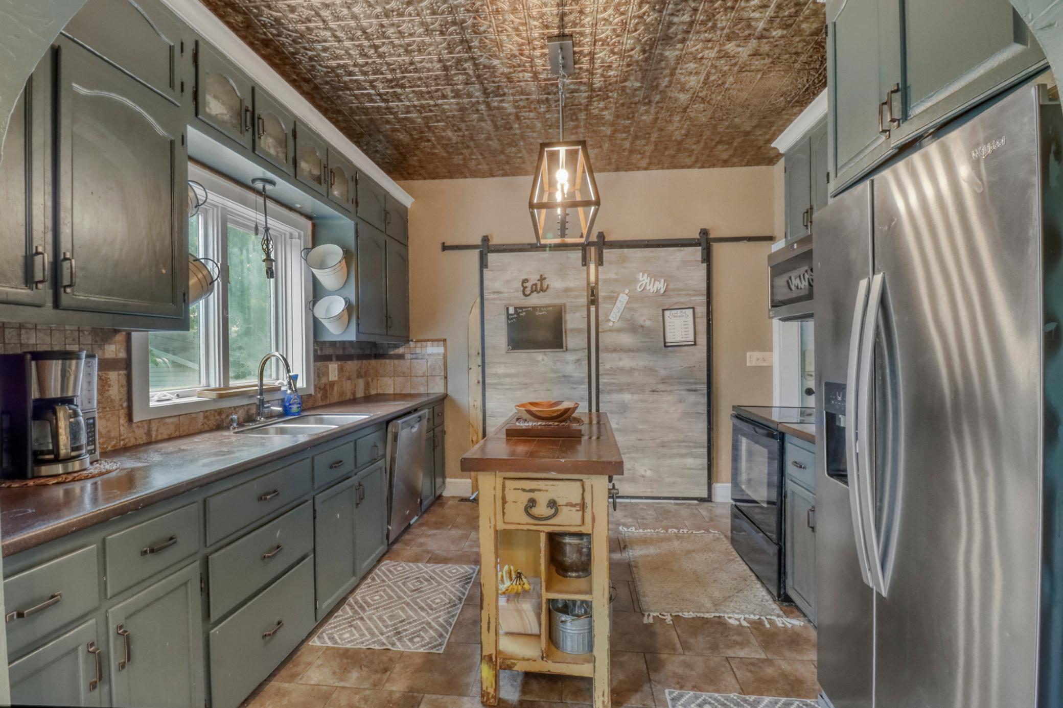 Kitchen1 .JPG